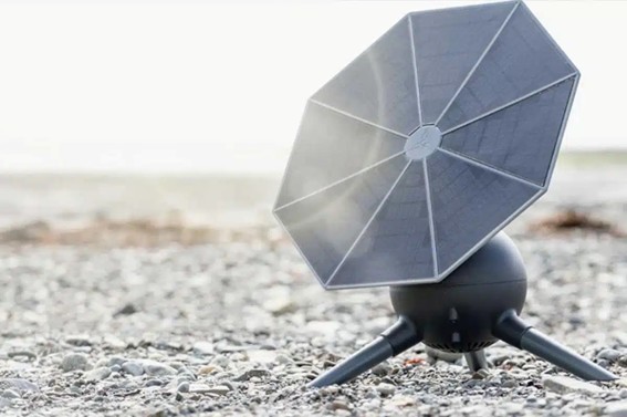 Generador solar portátil con diseño octogonal sobre superficie rocosa.