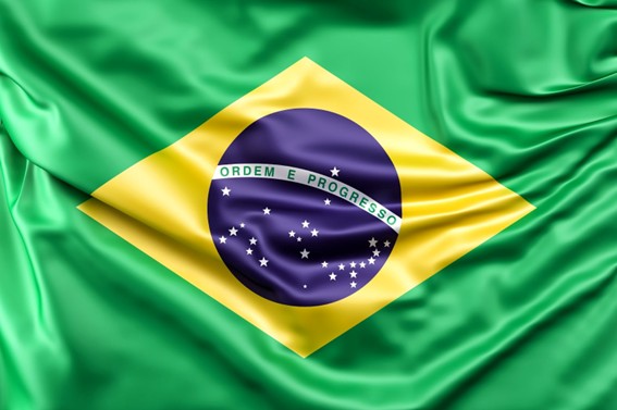 Bandera de Brasil con fondo verde, rombo amarillo y esfera azul con estrellas blancas y la frase “Ordem e Progresso”.